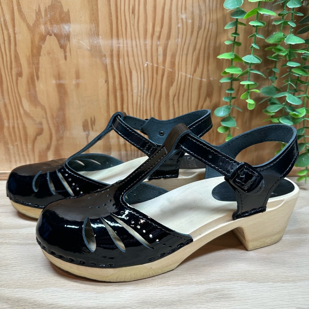 Sven clogs black patent with bendable base
